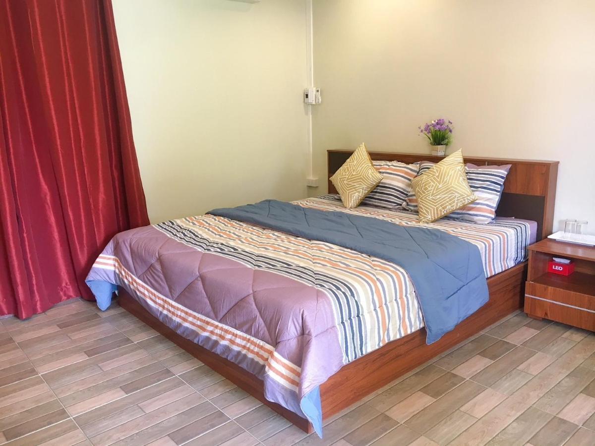 Hotel นพรัตน์การ์เด้นฮิลล์ Uthai Thani Exterior foto