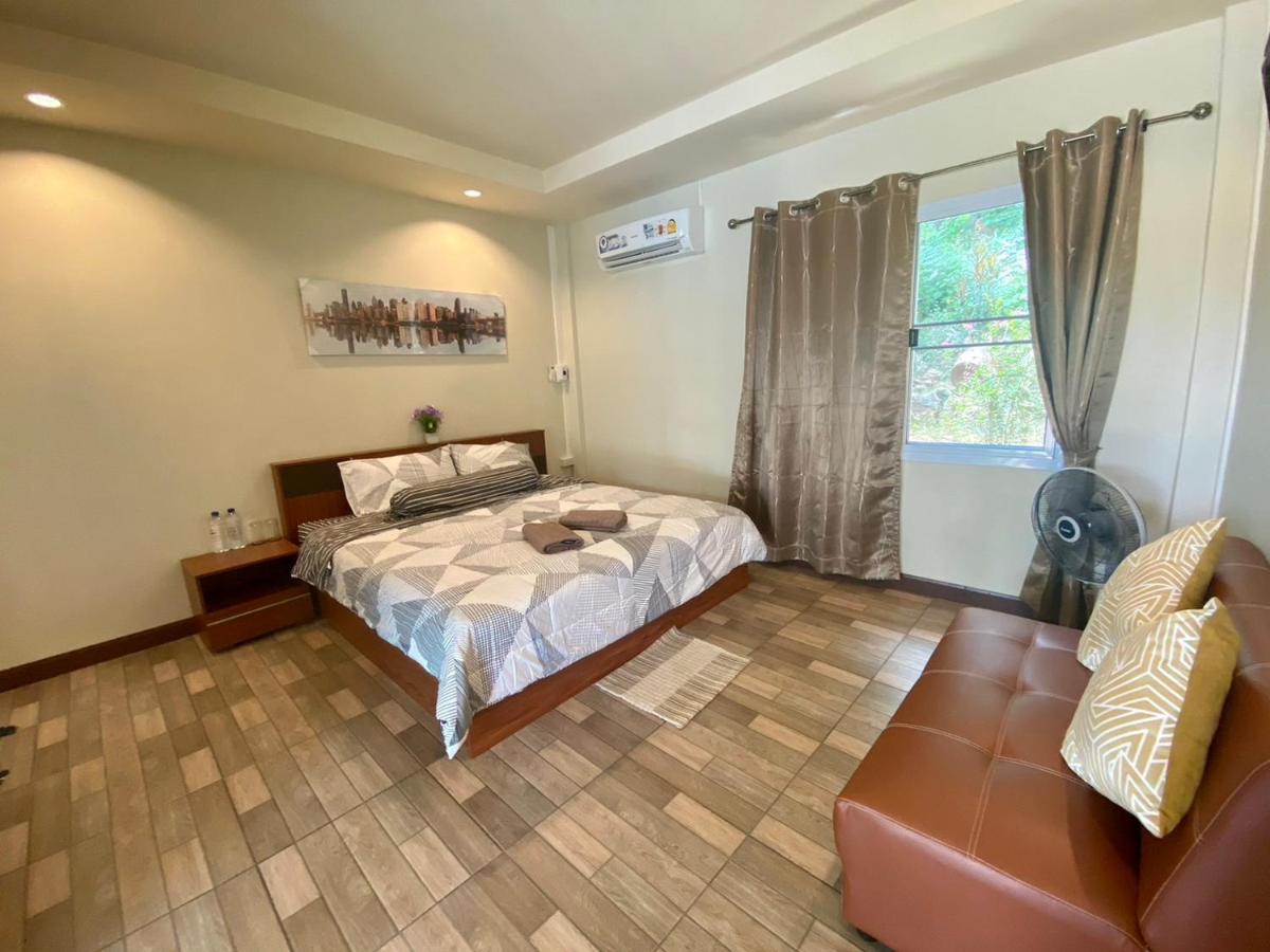 Hotel นพรัตน์การ์เด้นฮิลล์ Uthai Thani Exterior foto