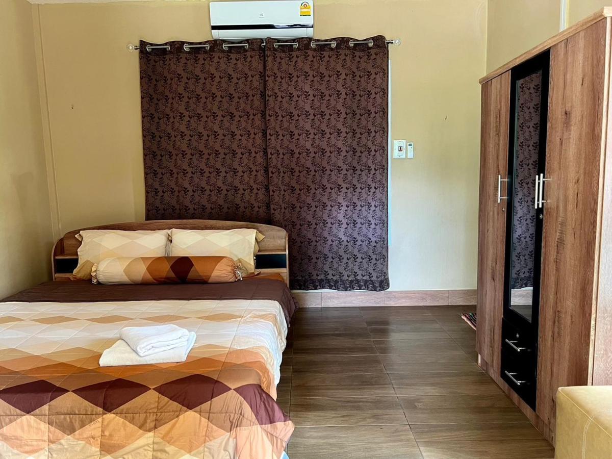 Hotel นพรัตน์การ์เด้นฮิลล์ Uthai Thani Exterior foto