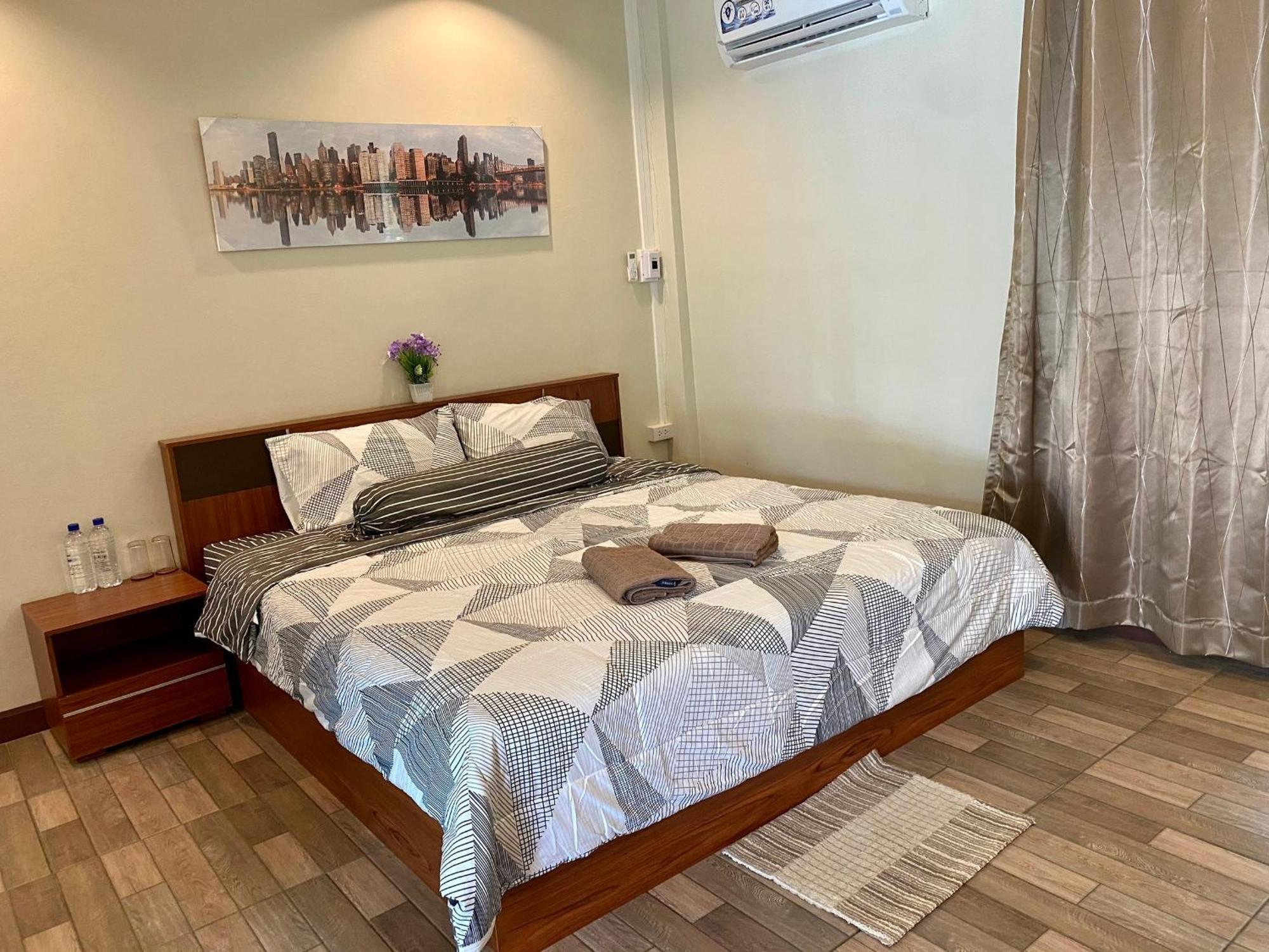 Hotel นพรัตน์การ์เด้นฮิลล์ Uthai Thani Exterior foto
