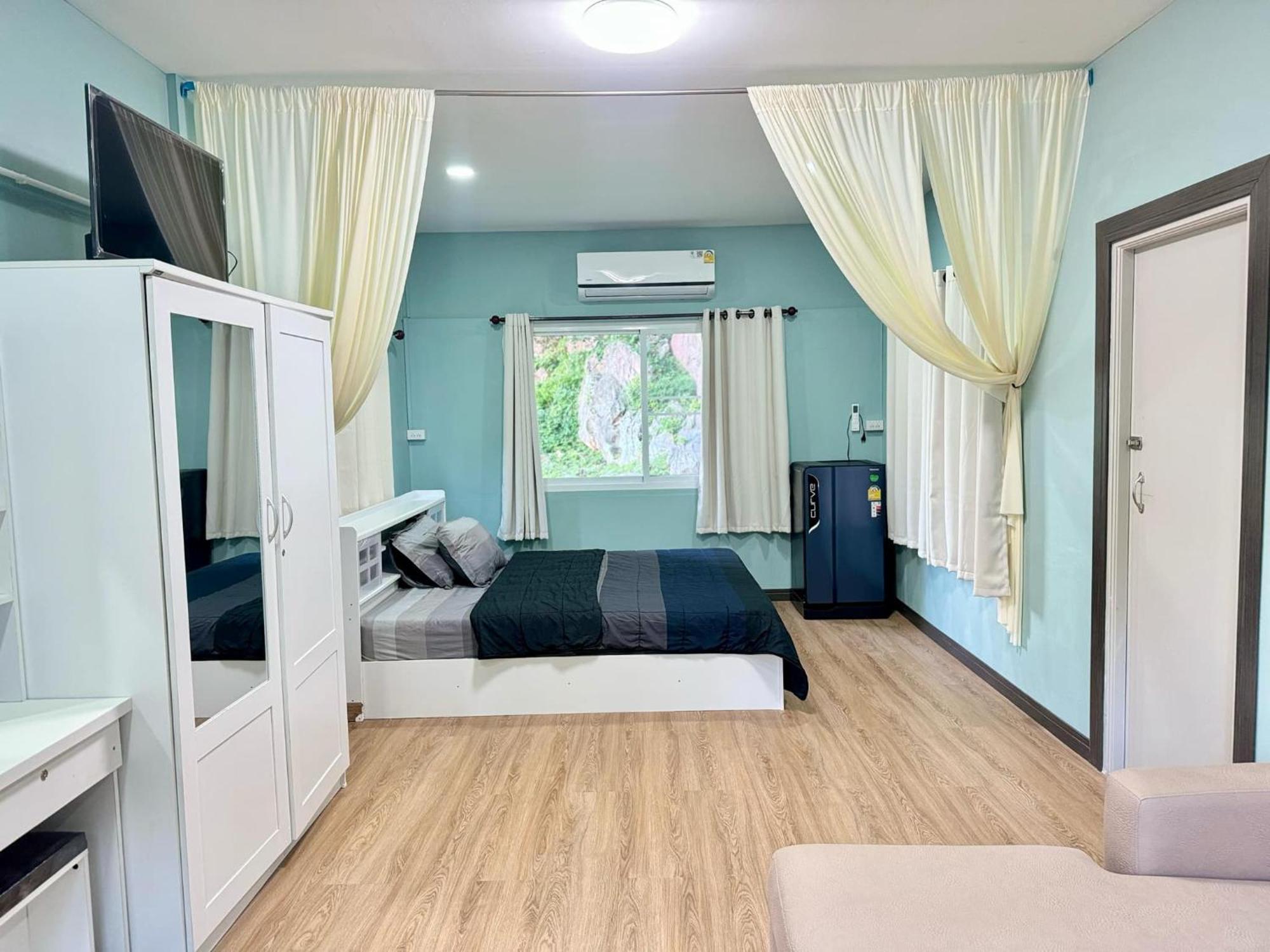 Hotel นพรัตน์การ์เด้นฮิลล์ Uthai Thani Exterior foto