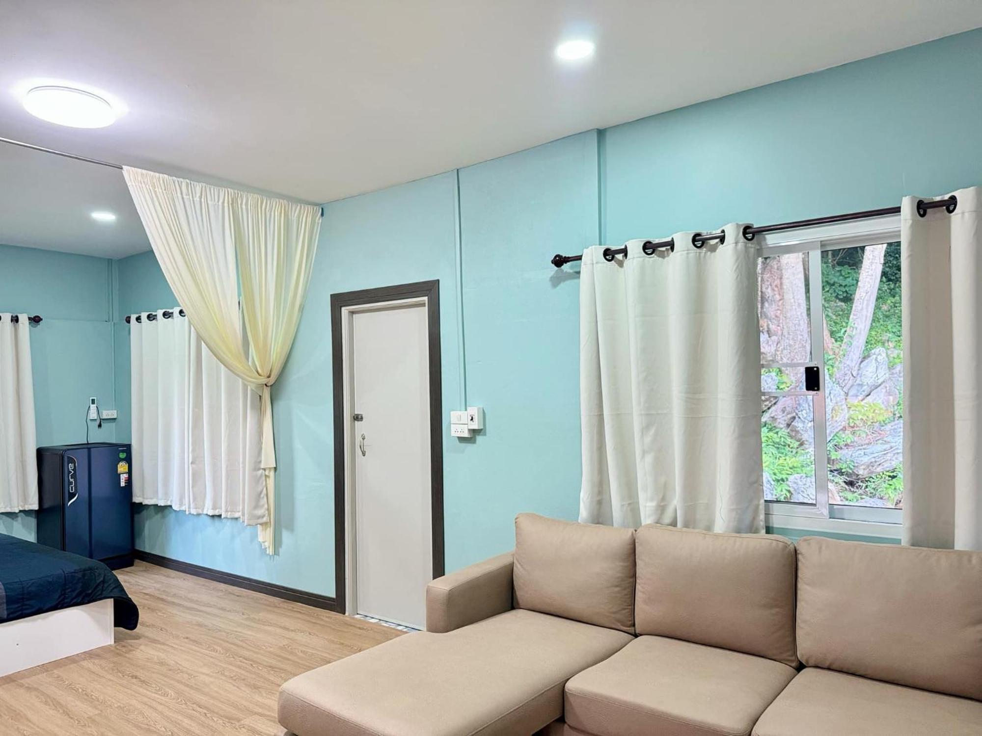 Hotel นพรัตน์การ์เด้นฮิลล์ Uthai Thani Exterior foto